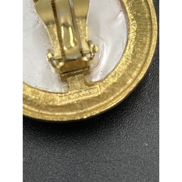 RICHELIEU Vintage Large Dome Off White Faux Pearl Gold Tone Clip On Earrings - Picture 10 of 13